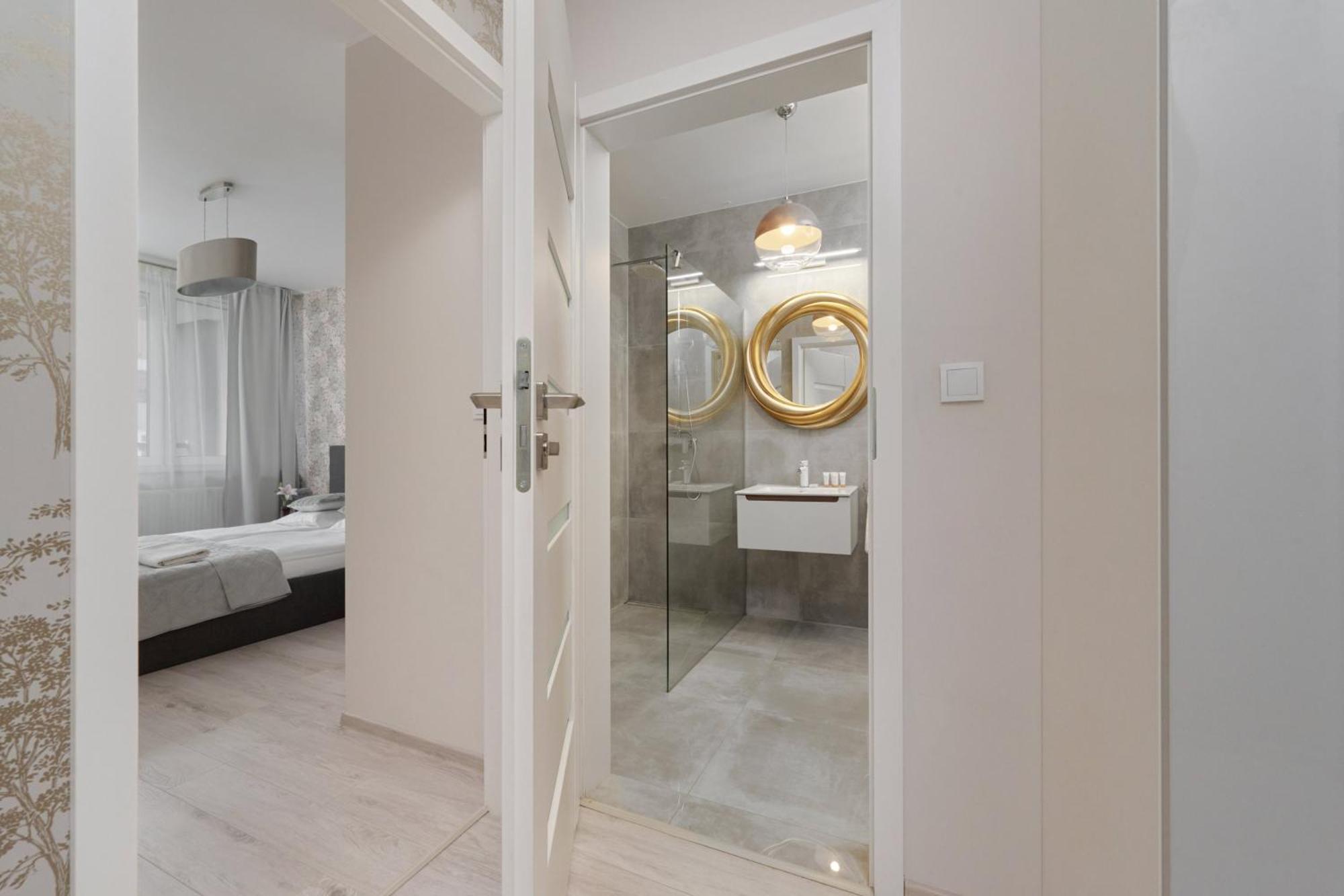 Luxurious Apartments With Balcony & Parking Gwiazdzista Wroclaw By Noclegi Renters Exterior photo